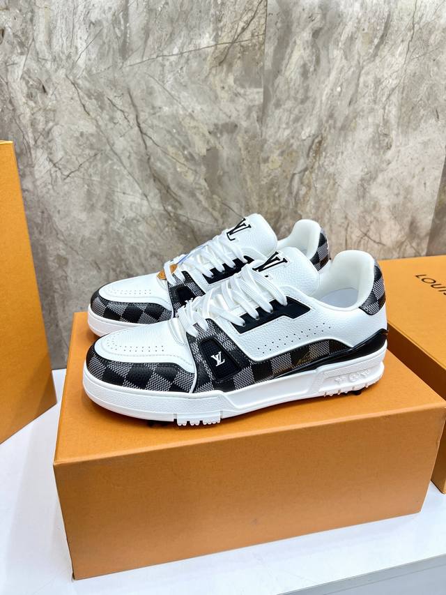 超酷新款高尔夫lv Trainer 系列运动鞋出货 本款 Lv Trainer 运动鞋出自路易威登与 Tyler 合作系列，令 Monogram 图案和品牌标识